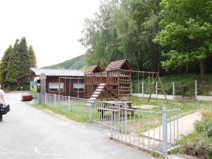 einen Spielplatz vor einem kleinen Gebäude in der Unterkunft Le Beau Rivage - M24 in Trois-Ponts