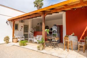 un patio con mesa y sillas y un edificio en Villa Elisa, en Torre Lapillo