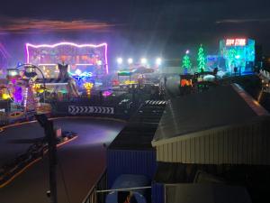 una vista de un carnaval por la noche con luces en 2 bedroom 6 berth Caravan Towyn Rhyl en Kinmel Bay
