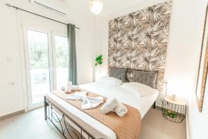 ein Schlafzimmer mit einem großen Bett mit Handtüchern darauf in der Unterkunft City Apartment 58 - 5min to Kos Beach in Kos-Stadt