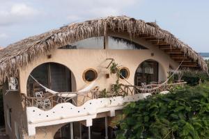 una casa con techo de paja en Tierra Munay, en Las Tunas