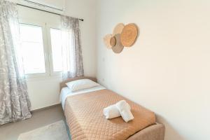 una piccola camera con letto e finestra di City Apartment 58 - 5min to Kos Beach a Città di Kos