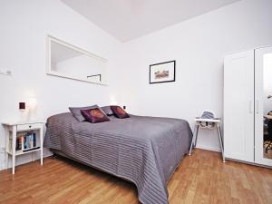 ソポトにあるSopot Comfy Apartment SAの白い部屋のベッドルーム1室(ベッド1台付)
