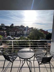 patio z 2 krzesłami i stołem na balkonie w obiekcie Edelweiss Villa Trpejca w Ochrydzie