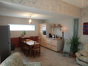une cuisine et une salle à manger avec une table et des chaises dans l'établissement le gite d'Alice, à Vacqueyras