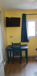 eine blaue Bank in einem Zimmer mit Fenster in der Unterkunft le gite d'Alice in Vacqueyras