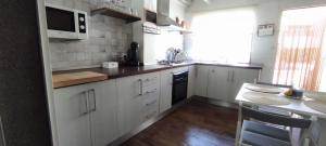 Kuchnia lub aneks kuchenny w obiekcie ZEUS BEACH Apartament
