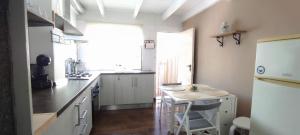 Kuchnia lub aneks kuchenny w obiekcie ZEUS BEACH Apartament