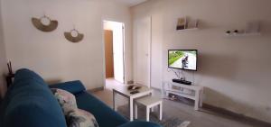 Telewizja i/lub zestaw kina domowego w obiekcie ZEUS BEACH Apartament