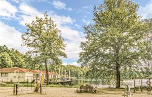 un parque con parque infantil junto a un lago en 3 Bedroom Stunning Home In Rekem-lanaken en Bovenwezet
