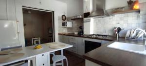 Kuchnia lub aneks kuchenny w obiekcie ZEUS BEACH Apartament