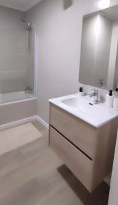 biała łazienka z umywalką i lustrem w obiekcie ZEUS BEACH Apartament w mieście Torrevieja +37 zdjęć