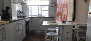 Kuchnia lub aneks kuchenny w obiekcie ZEUS BEACH Apartament