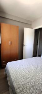 Łóżko lub łóżka w pokoju w obiekcie ZEUS BEACH Apartament