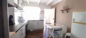 Kuchnia lub aneks kuchenny w obiekcie ZEUS BEACH Apartament