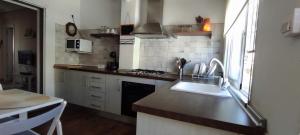 Kuchnia lub aneks kuchenny w obiekcie ZEUS BEACH Apartament