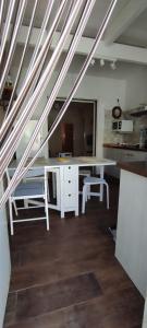 Kuchnia lub aneks kuchenny w obiekcie ZEUS BEACH Apartament