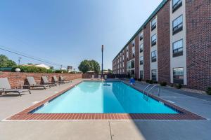 une piscine en face d'un bâtiment dans l'établissement Comfort Inn Aikens Center, à Martinsburg