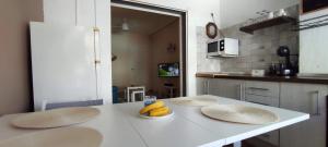 Kuchnia lub aneks kuchenny w obiekcie ZEUS BEACH Apartament