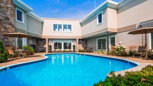 a swimming pool in front of a house at Best Western Premier Hotel Aristocrate in Quebec City