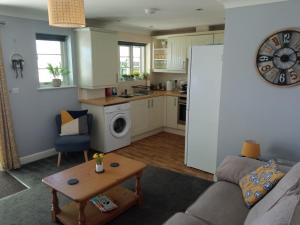 Kuchyň nebo kuchyňský kout v ubytování Cozy Courtyard Apt Explore & Relax Free Parking