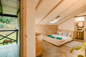 ein Schlafzimmer mit einem Bett in einem Zimmer mit einem Fenster in der Unterkunft OM Resort in Gura Teghii