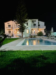 una casa grande con piscina por la noche en Cost Mari Almyrida New by ZAGO Boutiqe hotels, en Almyrida