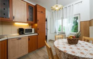 kuchnia ze stołem i miską owoców w obiekcie 4 Bedroom Nice Home In Krnica w mieście Krnica