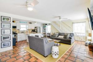 ein Wohnzimmer mit 2 Sofas und einer Küche in der Unterkunft Home with Ocean-View Deck and BBQ Steps to the Beach! in Surfside Beach