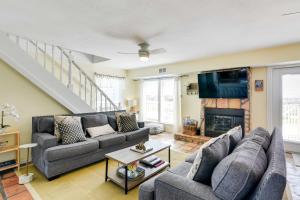 ein Wohnzimmer mit 2 Sofas und einem Kamin in der Unterkunft Home with Ocean-View Deck and BBQ Steps to the Beach! in Surfside Beach