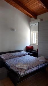 1 dormitorio con 1 cama y 1 sofá en Villa Assia, en Gaeta