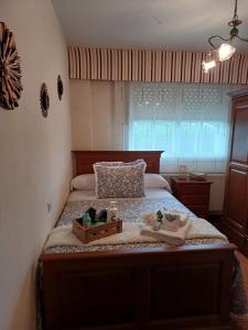 1 dormitorio con 1 cama con 2 toallas en Apartamento Penedo, camino portugus-CON PLAZA DE GARAJE GRATIS, en Santiago de Compostela