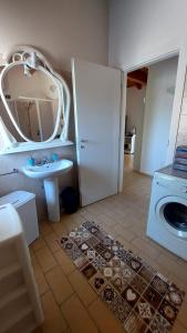 bagno con lavandino e lavatrice di Villa Assia a Gaeta