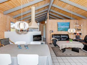 - un salon avec une table et un canapé dans l'établissement Three-Bedroom Holiday home in Fjerritslev 21, à Torup Strand