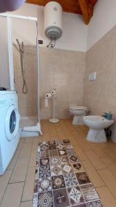bagno con lavatrice e servizi igienici di Villa Assia a Gaeta