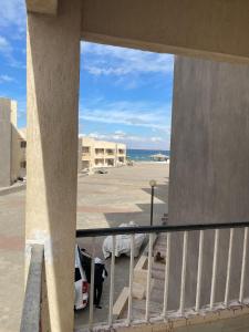 un balcón con vistas a un aparcamiento en شاليه بقرية كورونادو مارينا - Coronado Marina عائلات فقط, en Ain Sokhna