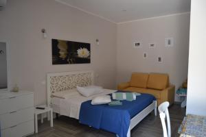 a small bedroom with a bed and a chair at Casacecilia relax in Syracuse