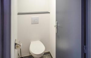 a small bathroom with a toilet and a door at 2 Bedroom Cozy Apartment In Bayonne in Bayonne