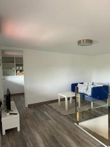 Sala de estar con cama azul y mesa en Villa BB en Sanxenxo
