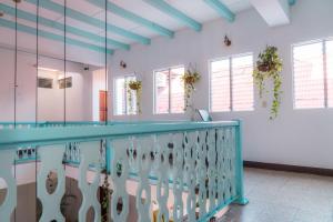 - une piscine avec balustrade bleue et fenêtres dans l'établissement Casa Ramona, à Flores