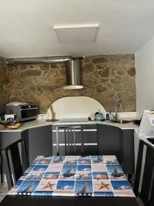 una cocina con una mesa con un patrón. en Villa BB, en Sanxenxo