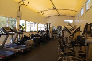 - une salle de sport avec de nombreux tapis roulants et elliptiques dans l'établissement Lovely and friendly Mobile Home in Gassin France, à Gassin