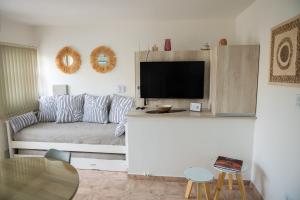 sala de estar con sofá y TV de pantalla plana en Maipu Luxury Apartment en Maipú