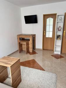 a living room with a desk and a television at príjemné ubytovanie in Košice