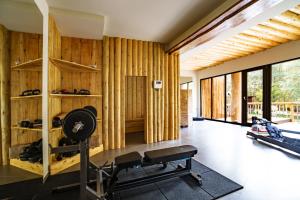 una palestra con pannelli in legno e panca in una stanza di OM Resort a Gura Teghii