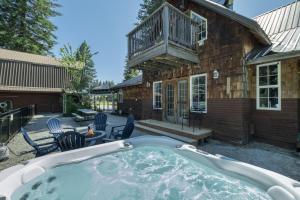 un jacuzzi en el patio trasero de una casa en Five-Bedroom House, en Leavenworth
