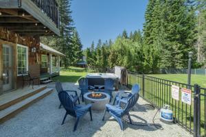 Un patio con sillas y una fogata frente a una casa. en Five-Bedroom House, en Leavenworth 56 fotos más