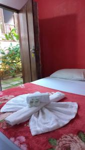 a pair of towels sitting on top of a bed at Villa dos Pássaros Paraty Hospedagem in Paraty