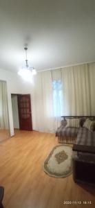 una sala de estar vacía con sofá y alfombra en Park House en Rivne
