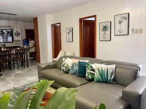 uma sala de estar com um sofá com almofadas em MARLS PLACE FULLY FURNISHED, 4 mins walk to SM MALL and GAISANO MALL FB name Marls Place em Butuan